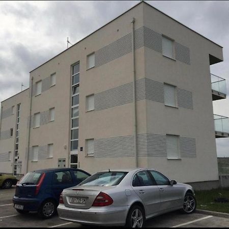 Apartmani Matko Nin Esterno foto