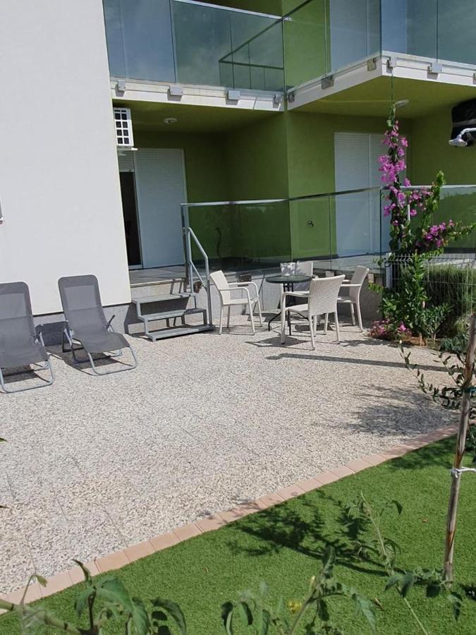 Apartmani Matko Nin Esterno foto