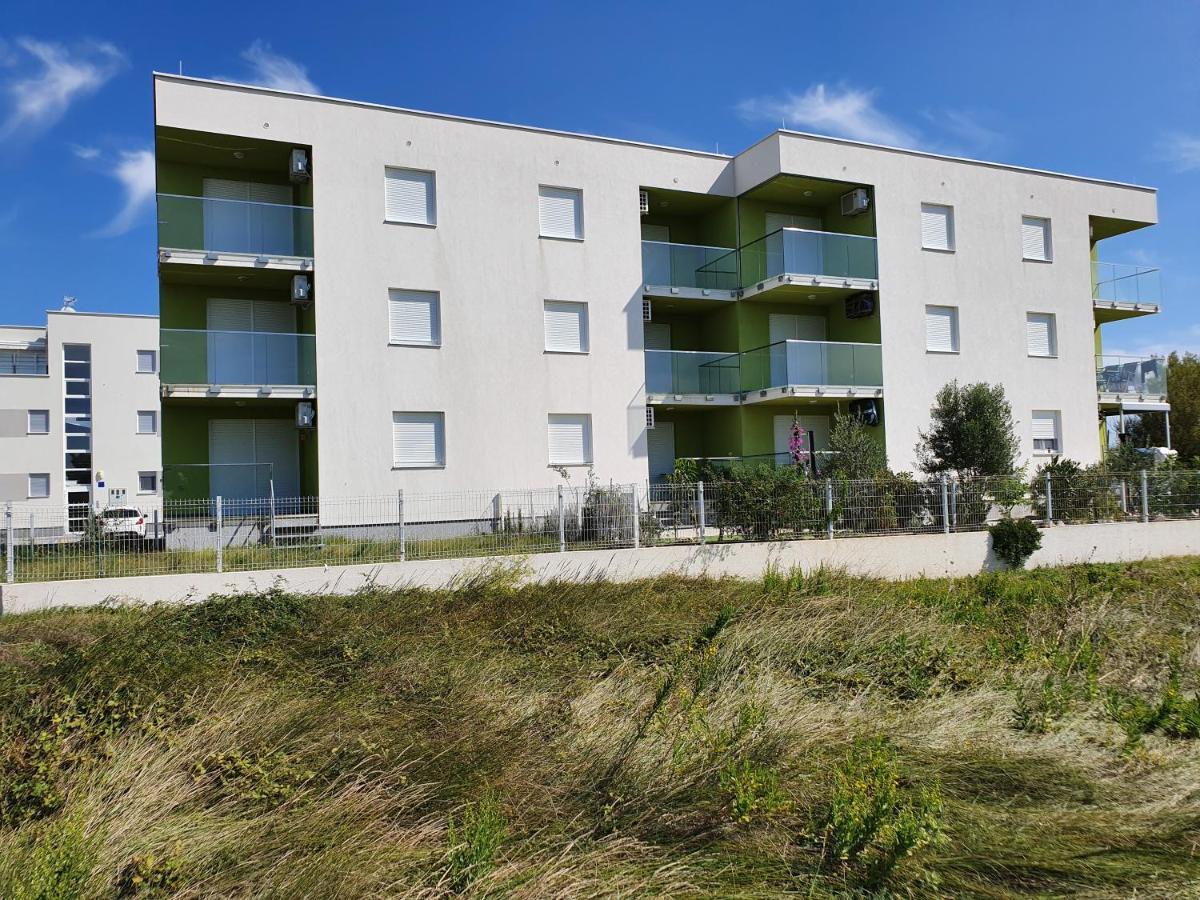 Apartmani Matko Nin Esterno foto