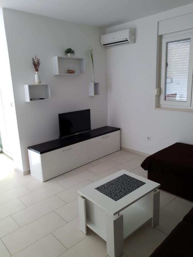 Apartmani Matko Nin Esterno foto