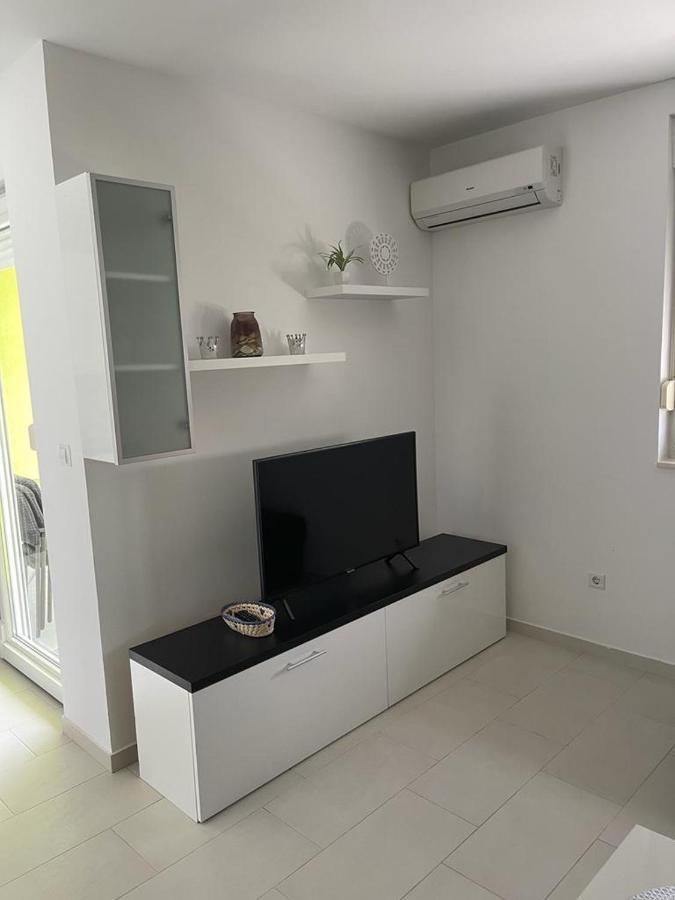 Apartmani Matko Nin Esterno foto
